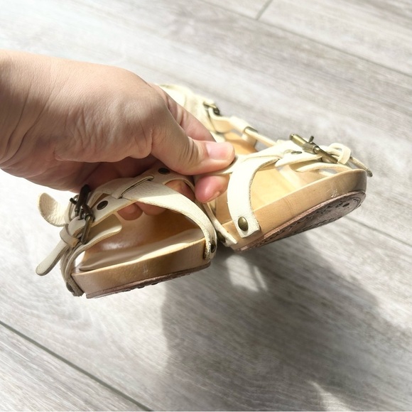 Frye Dolly Buckle Wood Sandals in White - Picture 5 of 16